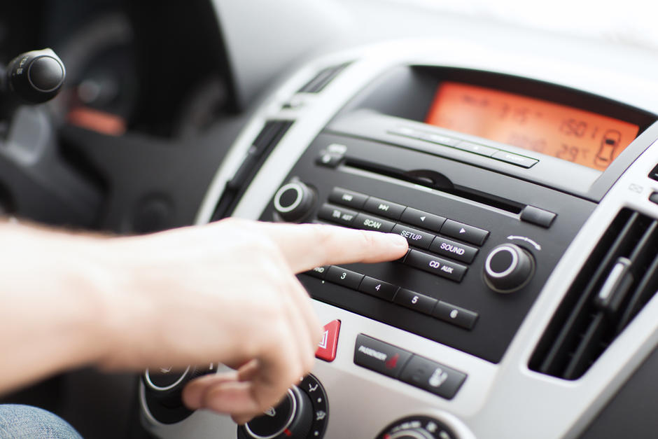 ¿Qué tan cierto es que la batería se gasta más rápido cuando escuchas música con el motor apagado? (Foto: Shutterstock)