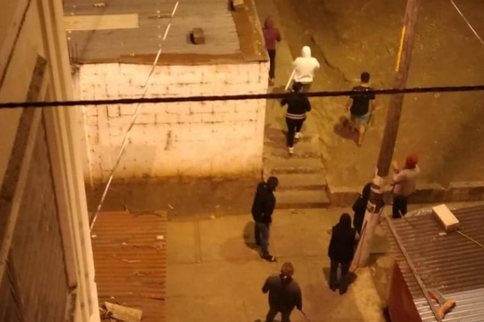 De nuevo un grupo de supuestos invasores trataron de ingresar durante la madrugada de este miércoles a Nimajuyú, zona 21. (Foto: Cortesía)