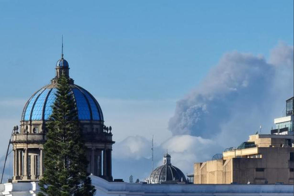 La erupción del Volcán de Pacaya es vista desde diferentes puntos de la ciudad de Guatemala. (Foto: Cruz Roja Guatemalteca) 