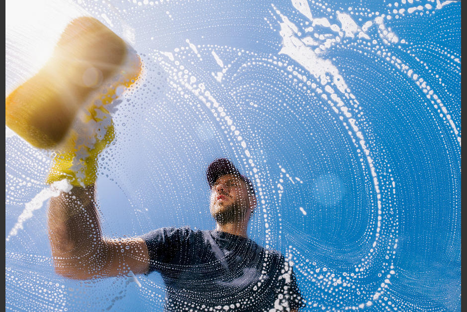 Un limpiador de vidrios callejero tiene un curioso método que se ha hecho viral. (Foto: Shutterstock)