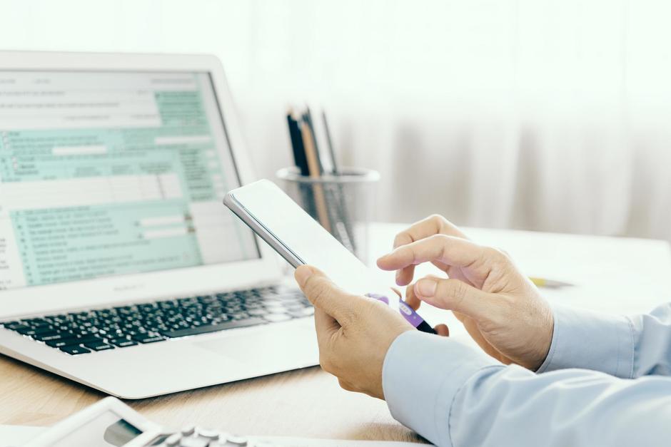 La nueva APP FEL SAT, ya está disponible para que puedas tramitar tus facturas electrónicas desde teléfonos inteligentes. (Foto: Shutterstock)