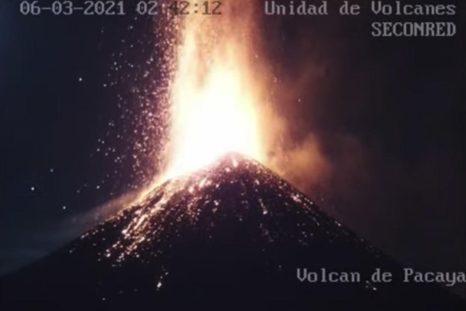 La transmisión en vivo que vigila la actividad del Volcán de Pacaya captó una impresionante erupción durante la madrugada. (Foto: Conred)