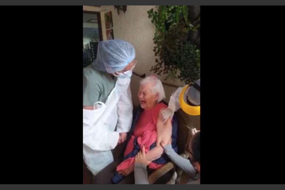 Las personas que atienden a la mujer no pueden evitar reírse de su reacción, que se ha vuelto viral. (Foto: captura de pantalla)