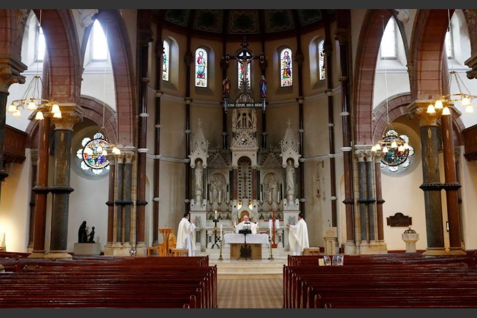 El sacerdote reproduce por error música rap en plena misa virtual. (Foto: El Urbano)