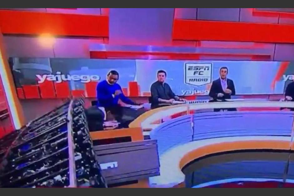 Carlos Orduz sufrió un grave accidente mientras estaba en la mesa de debates deportivos. (Foto: Captura de pantalla)