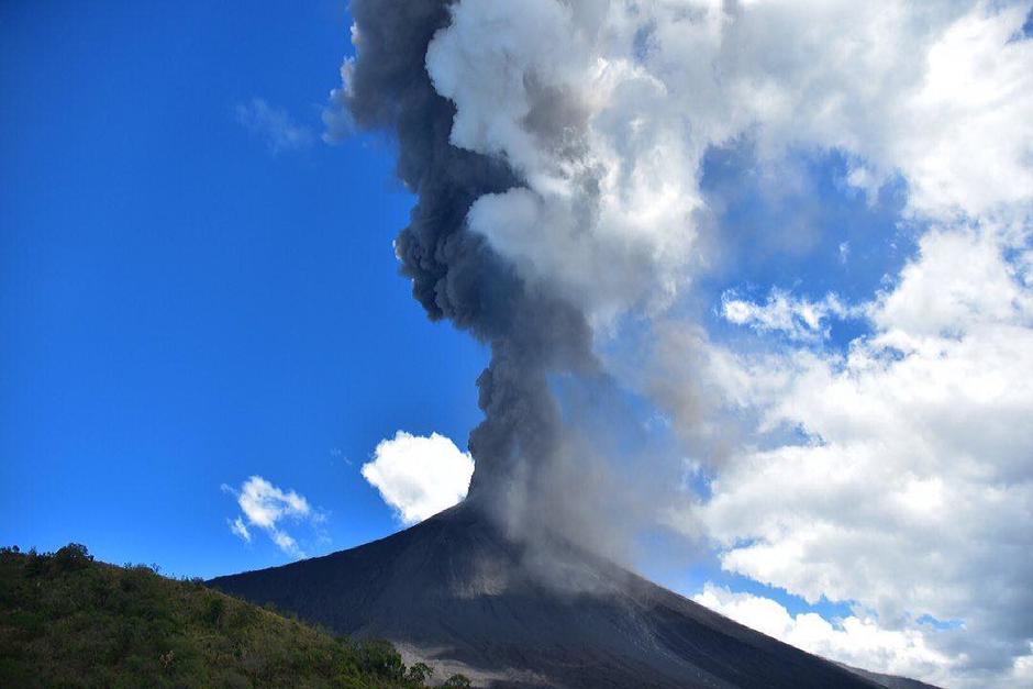 Vecinos reportan la reactivación del segundo cráter en el volcán de Pacaya. (Foto: Fredy Hernández/Soy502)