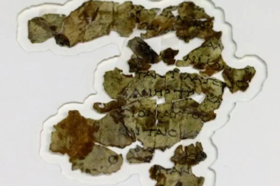 Fragmentos de un pergamino bíblico de 2000 años de antigüedad. (Foto: Yahoo Noticias) 