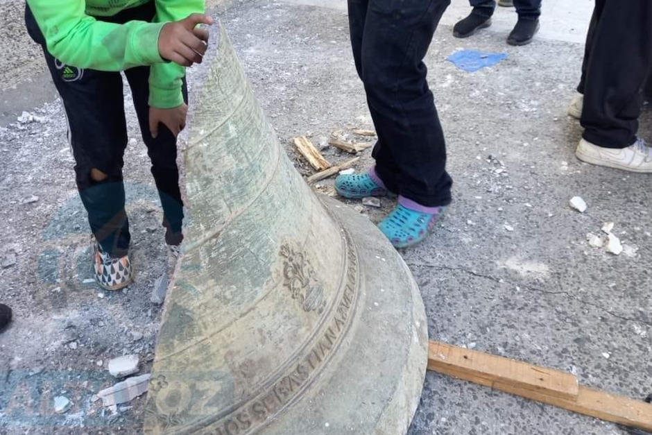 Una de las campanas antiguas de la iglesia Nuestra Señora de Santa Ana se partió en dos al caer al suelo. (Foto: Alerta Noticiosa)