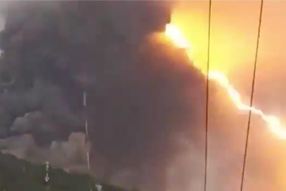 Captan el momento en el que un rayo cae sobre el Volcán de Pacaya. (Foto: Insivumeh)