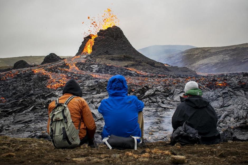 Cientos de personas llegaron cerca del volcán Fagradalsfjall para apreciar la lava. (Foto: AFP)