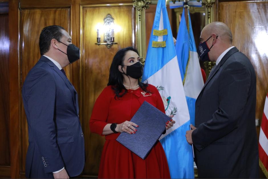 Oscar Dávila, director de la Comisión Presidencial contra la Corrupción; Leyla Lemus, secretaria General de la Presidencia; y Hugo Guevara, director de la Agencia Internacional para Asuntos Antinarcóticos de EE.UU. (Foto: Presidencia)