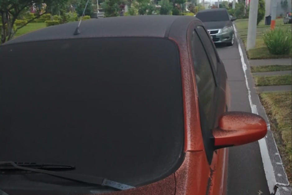 La ceniza afecta los vehículos y en el tráfico es un riesgo para los motoristas. (Foto: Soy502) 