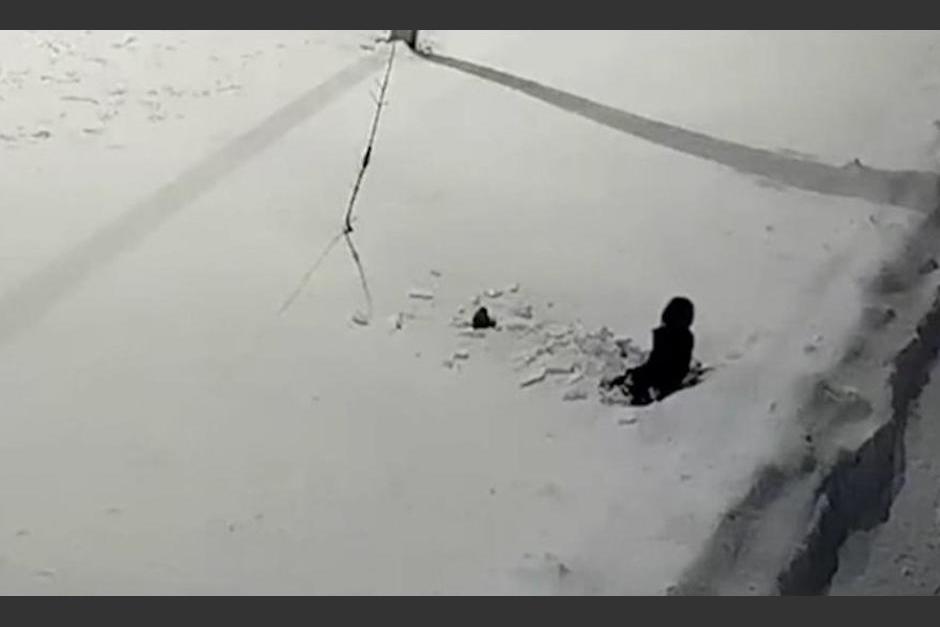 El niño parece desconcertado por el incidente que protagonizó. (Captura Video)