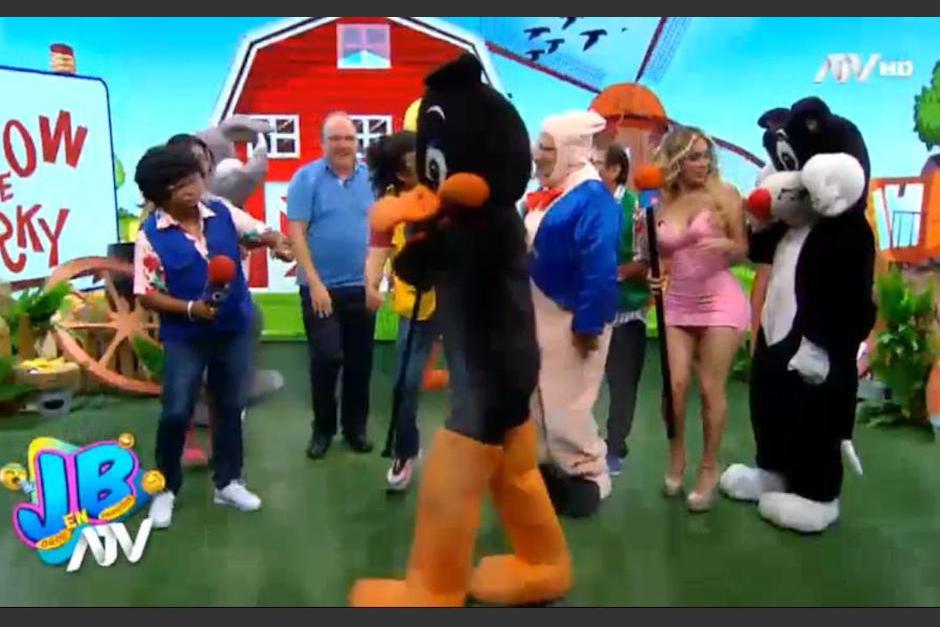 La modelo Fátima Segovia se mostraba incómoda por el acercamiento indebido del hombre disfrazado de Silvestre. (Captura Video)