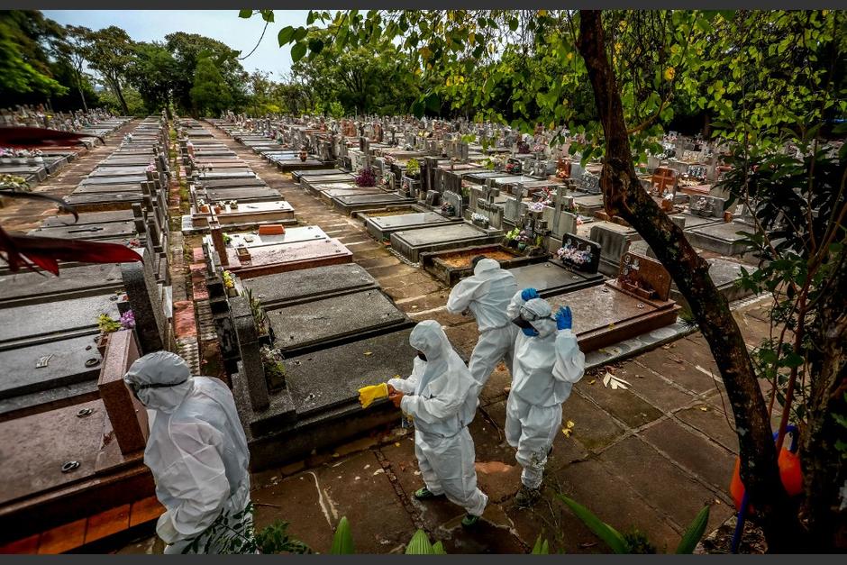 Trabajadores de un cementerio en Brasil siguen atareados con los sepelios por las muertes provocadas por el Covid-19. (Foto: AFP)