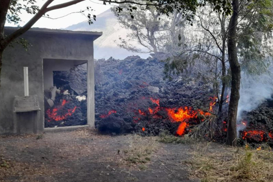 El flujo de lava del volcán Pacaya destruyó una vivienda que servía de monitoreo (Foto: Conred) 