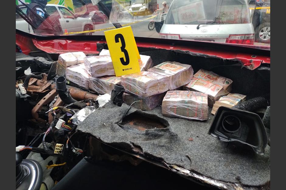 El dinero fue ubicado en dos vehículos el sábado en Cocales, Suchitepéquez. (Foto: MP) 