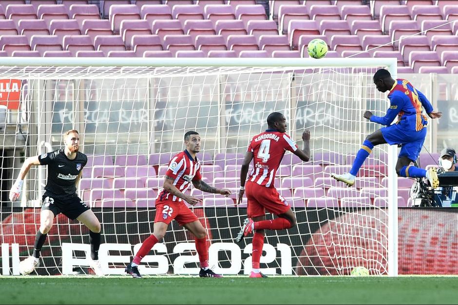 Osumane Dembélé estaba en soledad para rematar, pero su cabezazo no encontró la portería. (Foto: AFP)