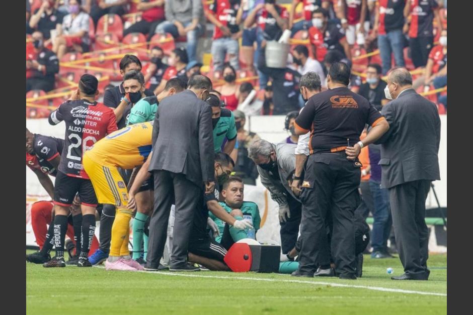 El juez de línea, Pablo Hernández, se dobló el tobillo cuando iban seis minutos del partido. (Foto: Mexsport)
