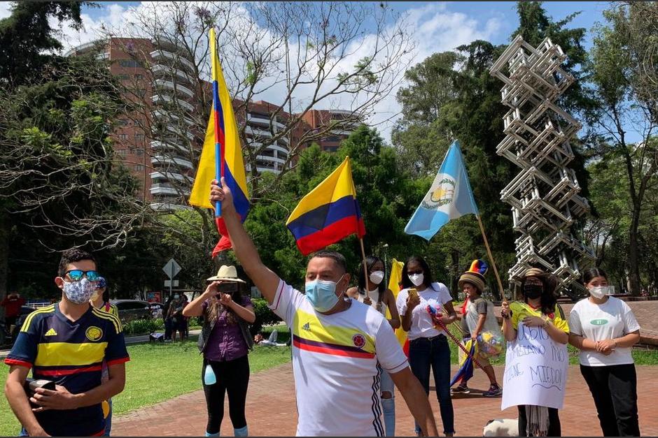 Un grupo de colombianos residentes en Guatemala protestan por la situación de violencia que se vive en su país. (Foto: Soy502)