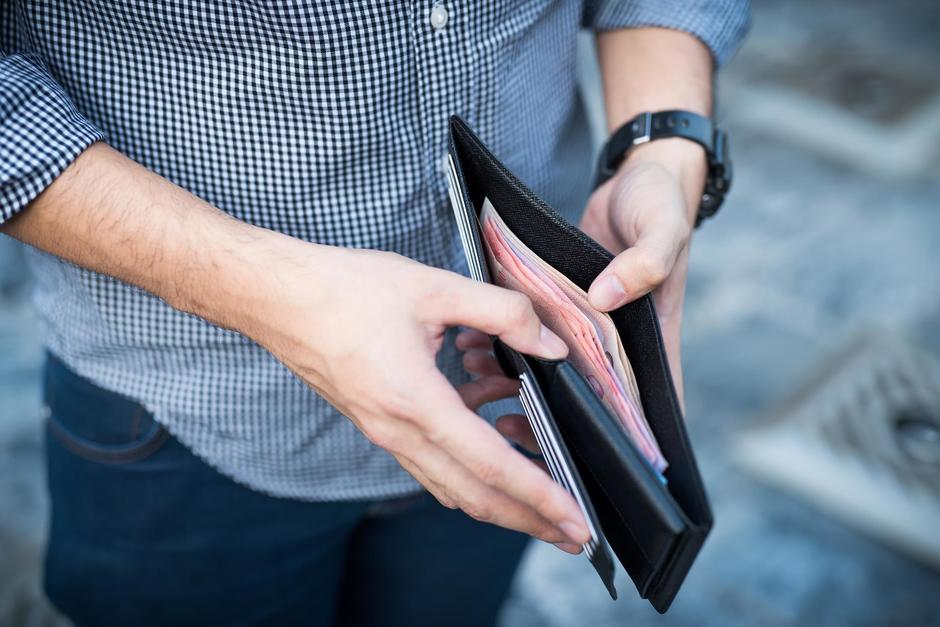 El diputado de Winaq, Aldo Dávila, presentó una iniciativa de ley para reducir los ingresos mensuales de los funcionarios. (Foto: Shutterstock)