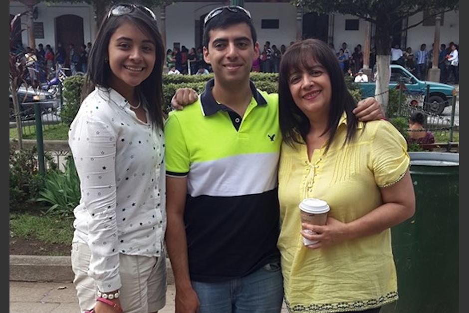 La ministra de Educación, Claudia Ruiz, junto a sus hijos Claudia Estrada, quien trabaja con ella en el Mineduc; y Braulio Emmanuel Estrada Ruiz, asesor del ministro de Economía, Antonio Malouf. (Foto: Facebook/Claudia Ruiz)