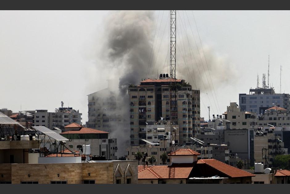 Bombardeo israelí destruye un inmueble de 12 plantas en Gaza. (Foto: AFP)