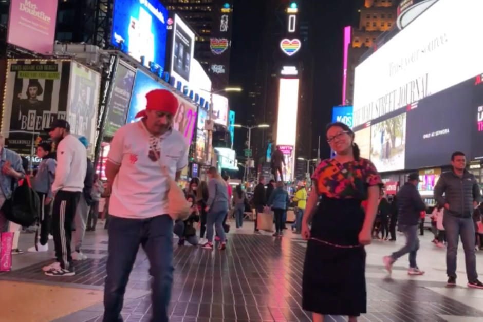 Una pareja de guatemaltecos mostró el son ante miles de personas en Times Square. (Foto: Maya Style Shop)