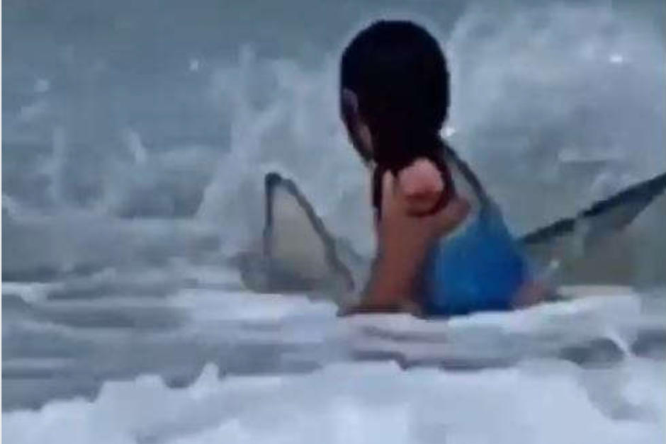 Una niña de seis años fue atacada por un tiburón. (Captura de pantalla)