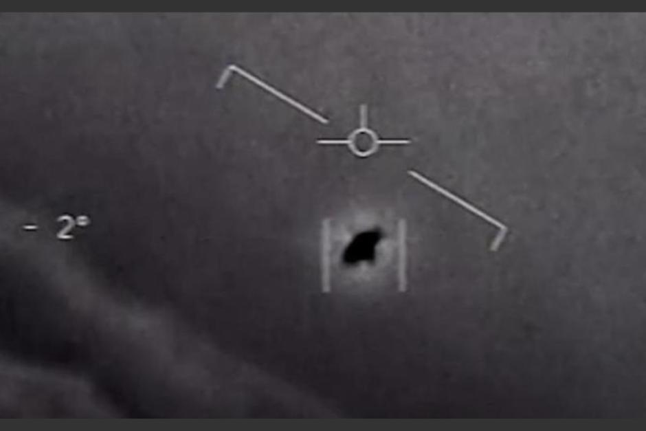  La grabación, en la que aparece un extraño objeto esférico volando, esta siendo investigada por las autoridades estadounidenses. (Foto: CNN)