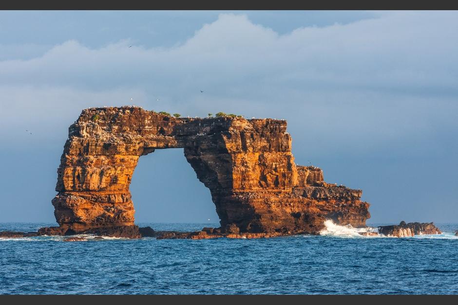 Una de las estructuras más emblemáticas de las islas Galápagos, Ecuador, colapsó por una erosión. (Foto: Milenio)