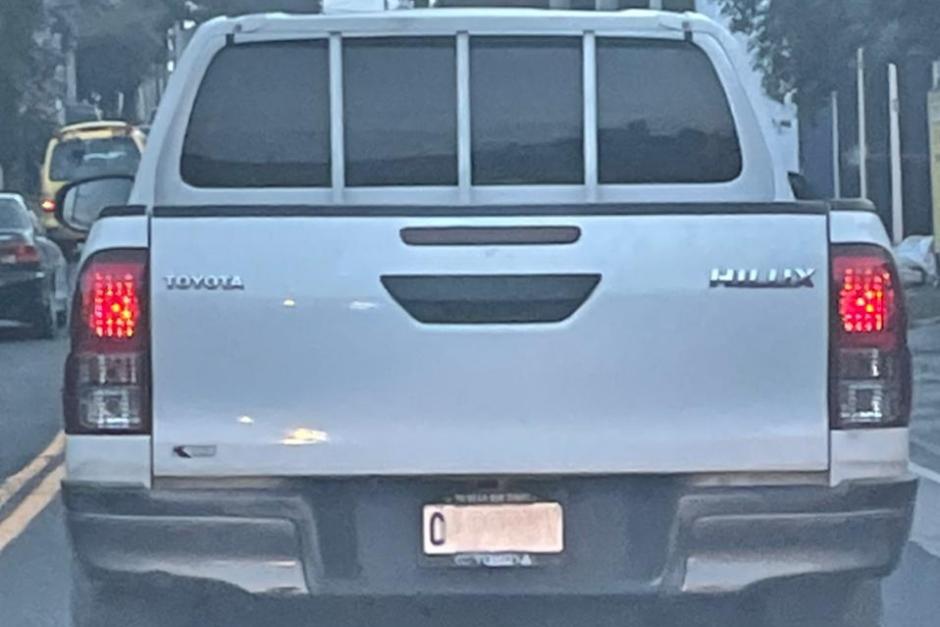 El carro captado con alteración de placas. (Foto: cortesía) 