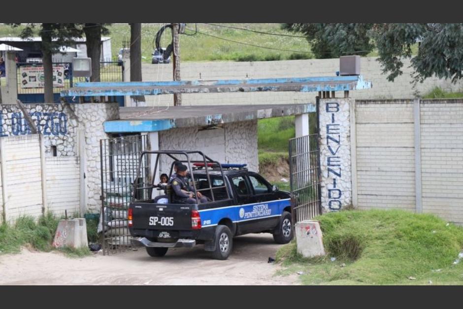 Agentes del Sistema Penitenciario ingresan a la Granja Penal Cantel, ubicada en Quetzaltenango. (Foto: Cortesía)