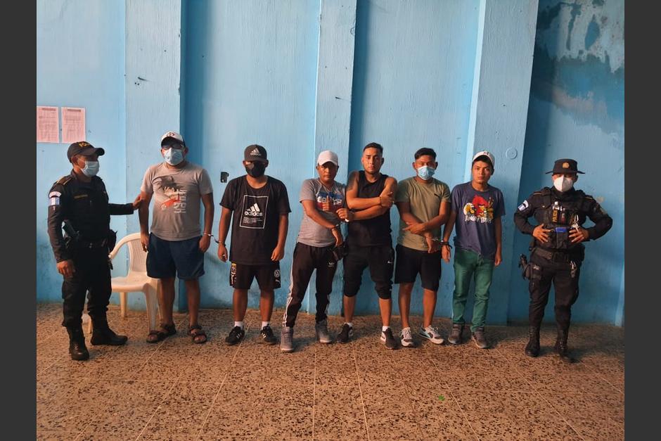 La PNC asegura que los detenidos se encontraban ebrios y escandalizaban en la vía pública. (Foto: cortesía)