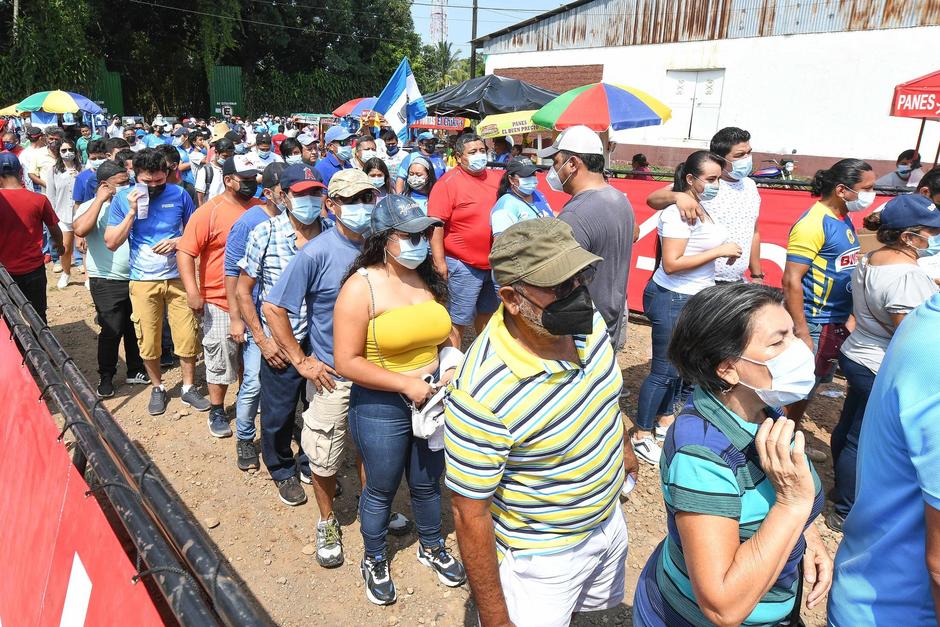 Varios aficionados llegaron desde temprano al estadio municipal de Santa Lucía Cotzumalguapa. (Foto: Sergio Muñoz/Nuestro Diario)