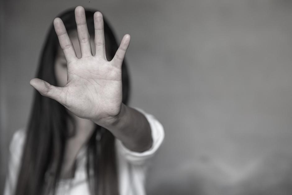 La PNC sorprendió al detenido cuando tomaba por el cuello a su pareja. (Foto: Shutterstock)