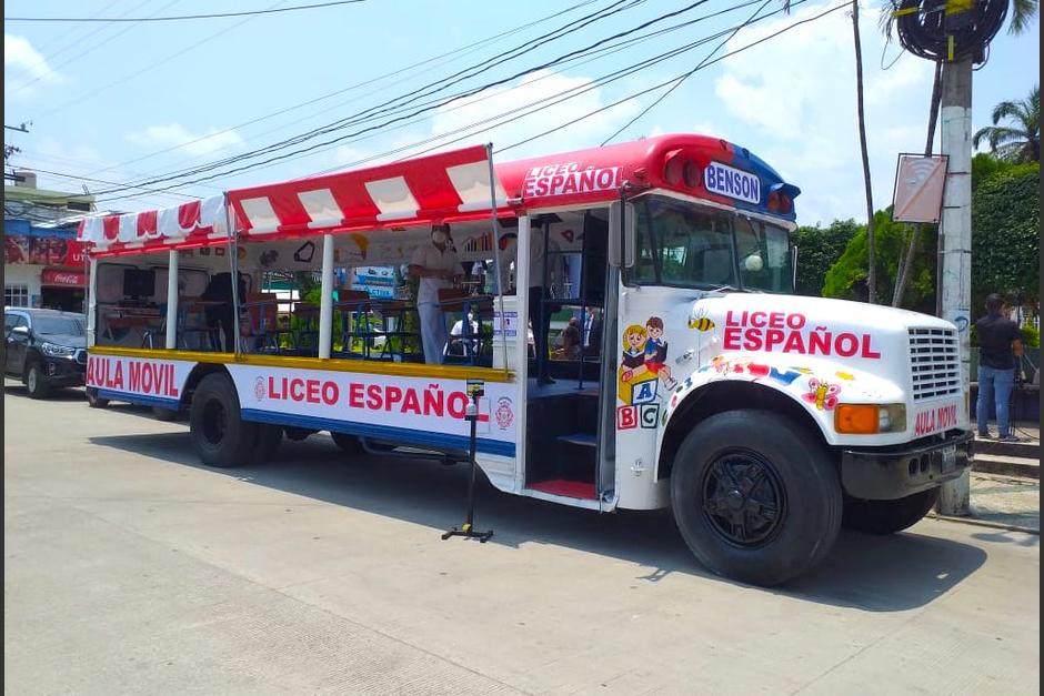 Los buses fueron modificados para tener un aula para servicio de los estudiantes. (Foto: Soy502)