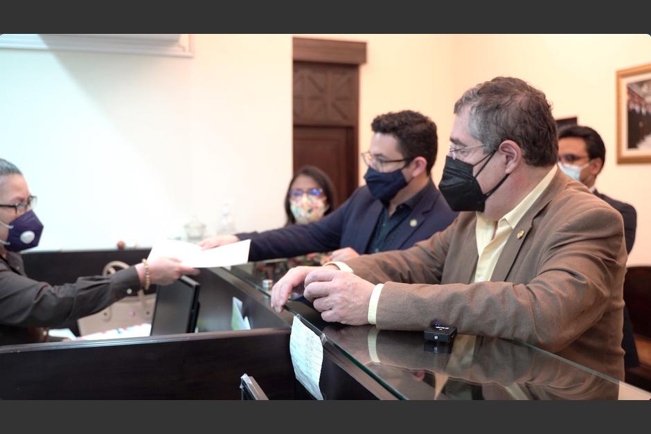 La solicitud de remoción fue entregada este viernes en la Presidencia del Congreso. (Foto: Bancada Semilla)