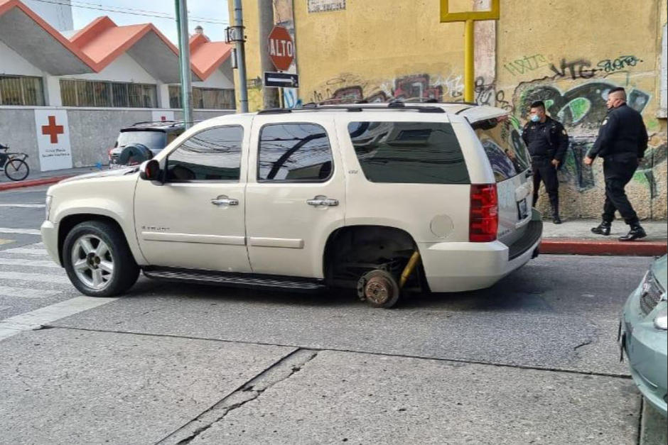 El vehículo en el que se transportaba el director del Sistema Penitenciario sufrió un accidente en la zona 1. (Foto: Stereo100) 
