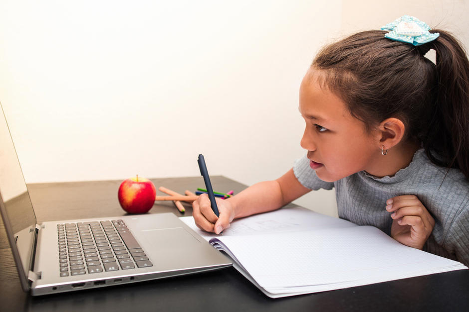 La ansiedad es uno de los aspectos que ha afectado a los niños que no asisten a clases presenciales por el Covid-19, asegura la Asociación de Colegios Privados de Guatemala. (Foto: Shutterstock)