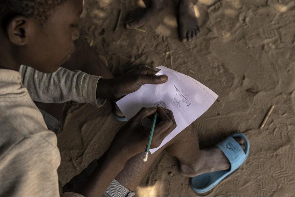 Niños hacen terapia de dibujo para escapar de su violenta realidad. (Foto: AFP)