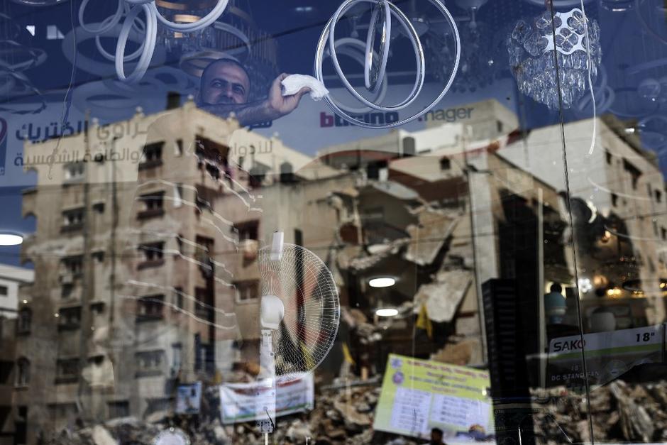 Edificios quedaron intactos y otros que resultaron dañados o destruidos por los bombardeos en Gaza. (Foto: AFP)