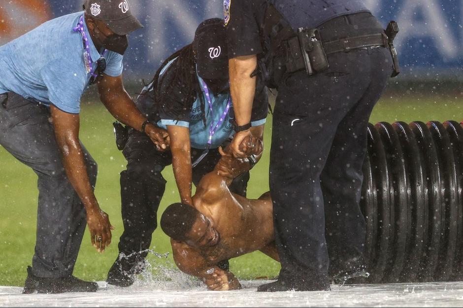 El hombre no pudo escapar al quedar atrapado en un tubo y facilitar el trabajo de los agentes. (Foto: AFP)