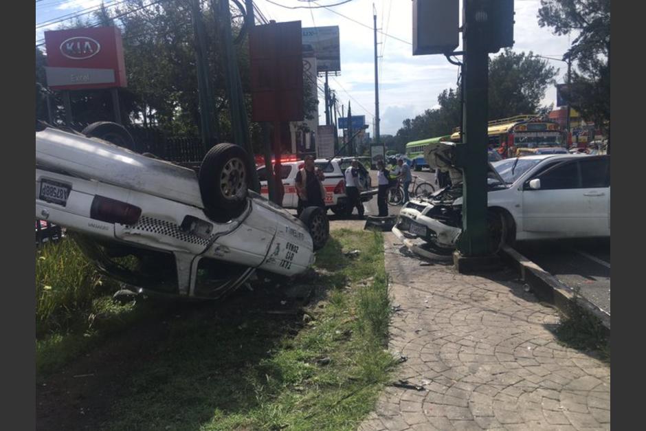 El accidente se reportó esta mañana en la calzada Roosevelt. (Foto: CBV) 
