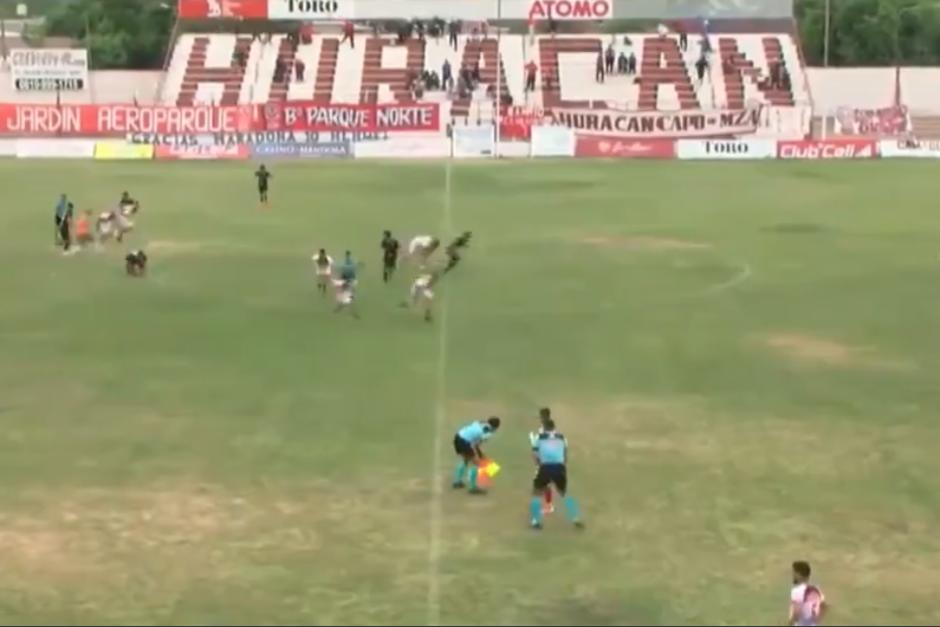 El suceso dejó a un entrenador herido, que por fortuna no fue de grevedad, pero provocó la histeria en las gradas.(captura Video)