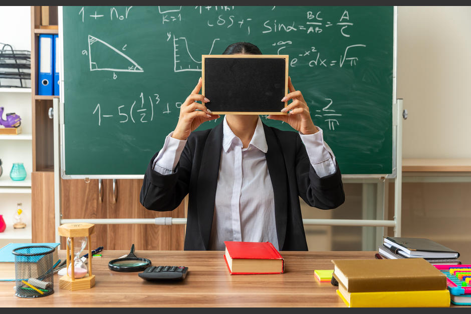 La maestra fue arrestada y suspendida de sus funciones luego de golpear a una alumna que criticó su galardón. (Foto: Freepik)