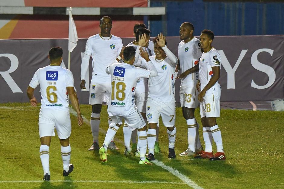 Comunicaciones se mostró aguerrido en el juego de vuelta ante Saprissa. (Foto: Sergio Muñoz/Nuestro Diario)