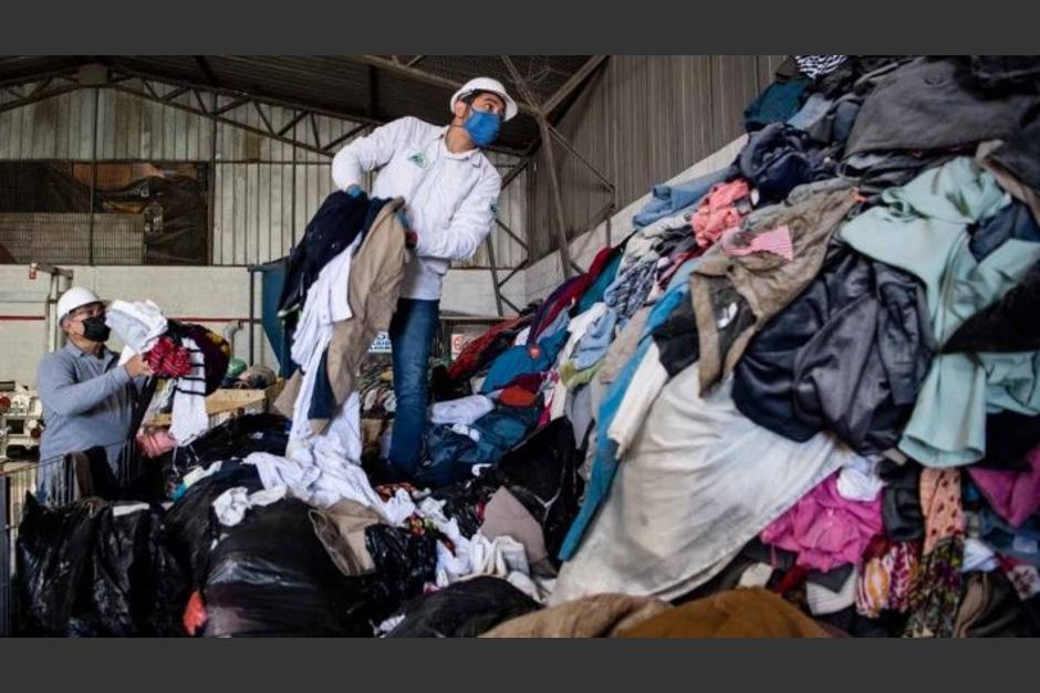 En el cementerio clandestino de prendas, en Chile, las personas pueden encontrar hasta de marcas exclusivas. (Foto: AFP)