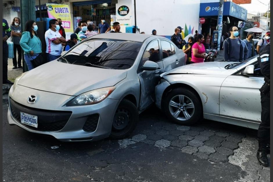 El presunto responsable del hecho continuaba acelerando el vehículo después de haber arrollado al motorista y chocar contra dos carros. (Foto: Emixtra/PMT)