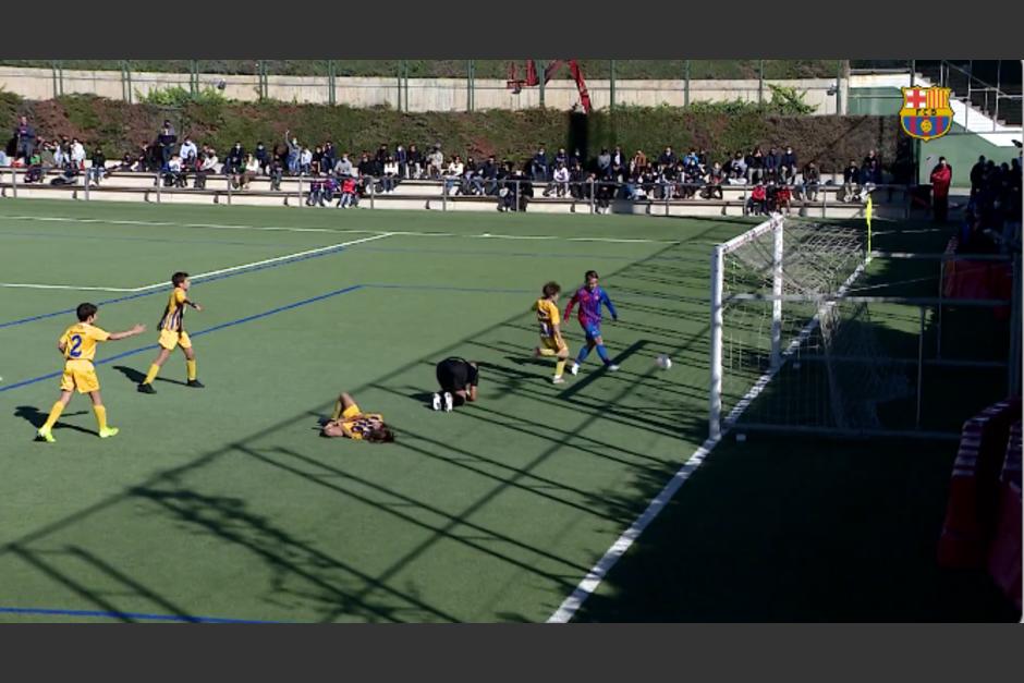 El gol se produjo mientras un defensa y el portero estaban tirados en el área. (Captura Video)